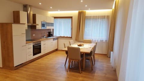 Apartment, 3 Bedrooms (2 Bathrooms) | Private kitchen | Full-size fridge, microwave, oven, stovetop