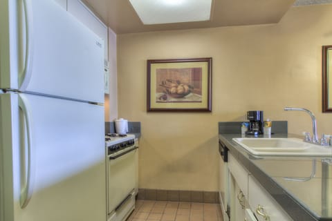 Deluxe Suite, 1 Bedroom | Private kitchen | Fridge, microwave, coffee/tea maker