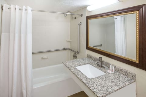 Combined shower/tub, free toiletries, hair dryer, towels