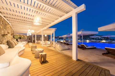 Poolside bar