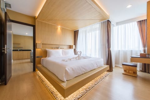 Suite, Balcony | Minibar, in-room safe, desk, free cribs/infant beds