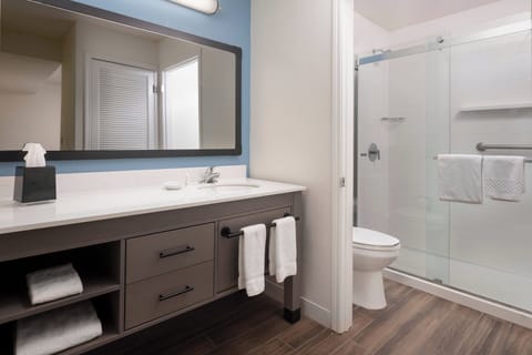 Combined shower/tub, free toiletries, hair dryer, towels