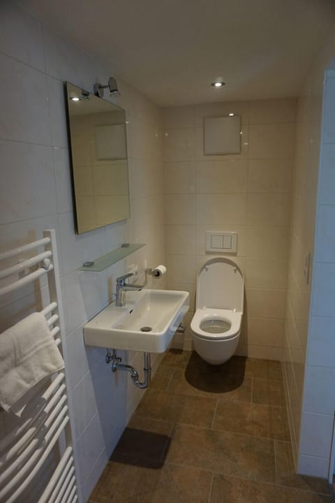 Deep soaking bathtub