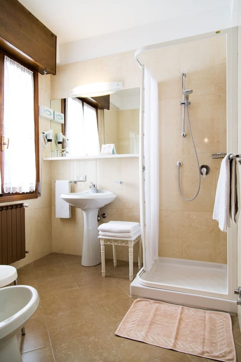 Shower, free toiletries, hair dryer, bidet