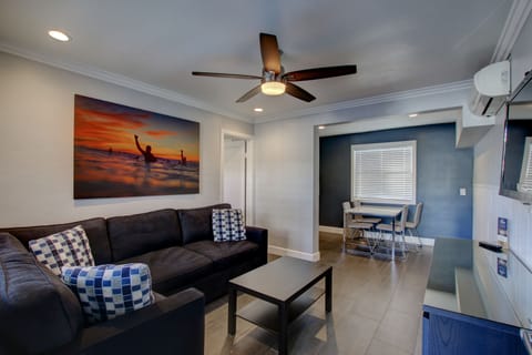 1 Bedroom Queen Suite with Kitchen | Desk, iron/ironing board, free WiFi, bed sheets