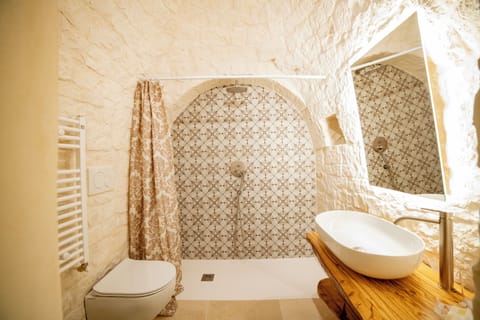 Deluxe Condo | Bathroom | Shower, free toiletries, hair dryer, bidet