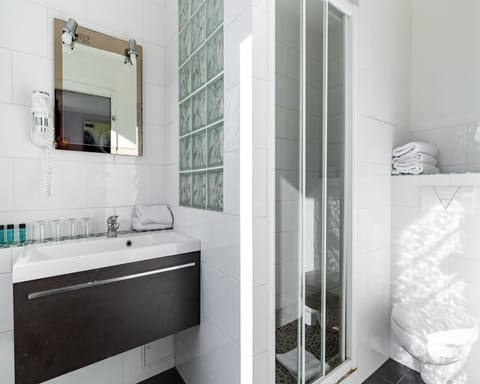 Combined shower/tub, towels