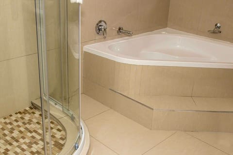 Dual Family Room | Deep soaking bathtub