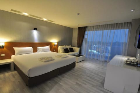 Family Room | Minibar, in-room safe, soundproofing, WiFi (free)