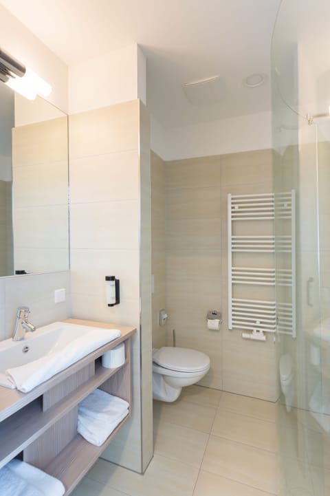 Shower, free toiletries, towels