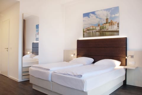 Desk, soundproofing, free WiFi, bed sheets