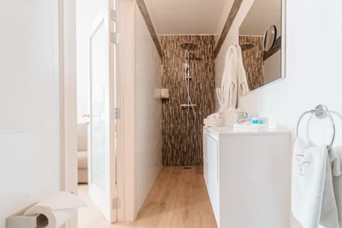 Junior Suite, Annex Building | Bathroom | Free toiletries, hair dryer, towels