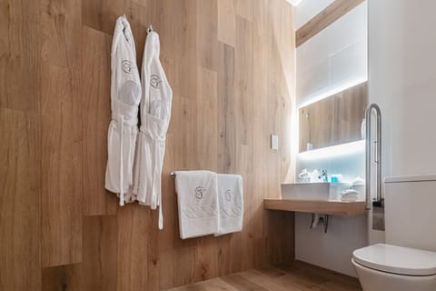Junior Suite, Annex Building | Bathroom | Free toiletries, hair dryer, towels