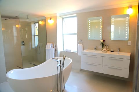 Gold Superior Honeymoon (500) | Bathroom | Separate tub and shower, free toiletries, hair dryer, towels