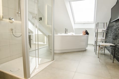 Rainfall showerhead, hair dryer, towels