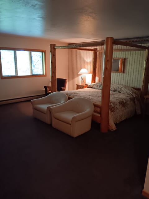 Standard Room, 1 King Bed, 2nd Floor | Desk, free WiFi, bed sheets