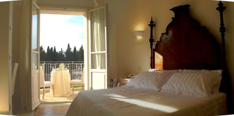 Suite (Antichi Sogni) | Minibar, in-room safe, soundproofing, free WiFi