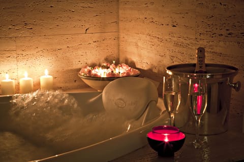 Double Room, Hot Tub | Bathroom | Free toiletries, hair dryer, bidet, towels