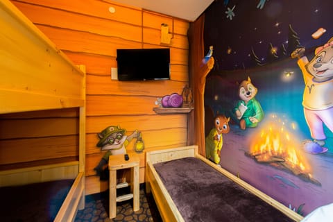 Kid Cabin - Water Park Included | In-room safe, desk, free cribs/infant beds, bed sheets
