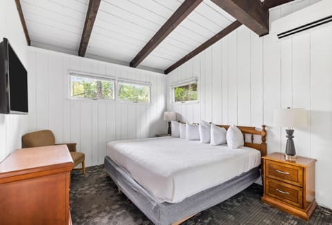 2 bedrooms, premium bedding, iron/ironing board, free WiFi