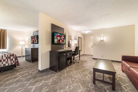 Suite, 1 King Bed with Sofa bed (Smoke Free) | Blackout drapes, iron/ironing board, free WiFi, bed sheets