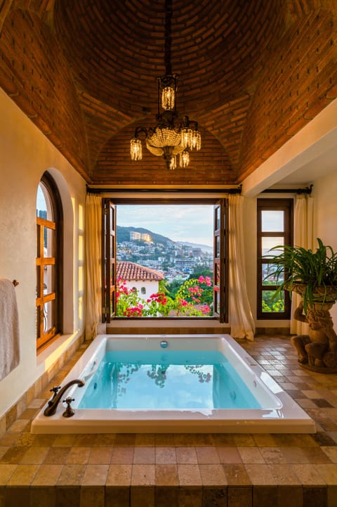 KATHARINA SUITE | Bathroom | Hair dryer, bathrobes, slippers, towels