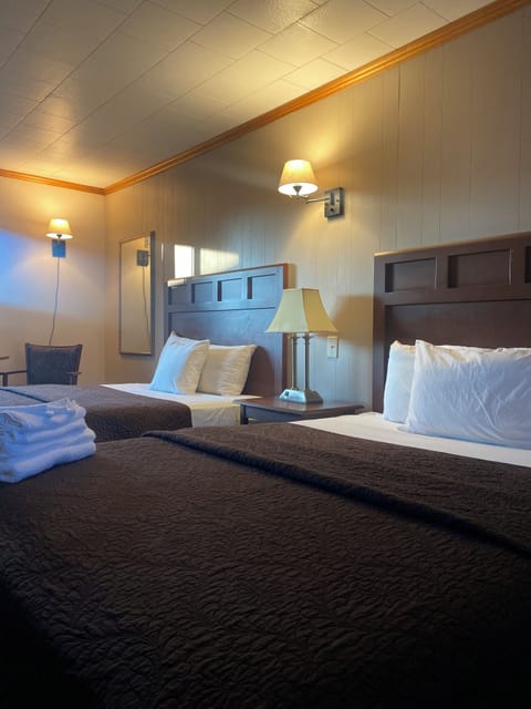 2 Queen Beds Efficiency | Iron/ironing board, free WiFi