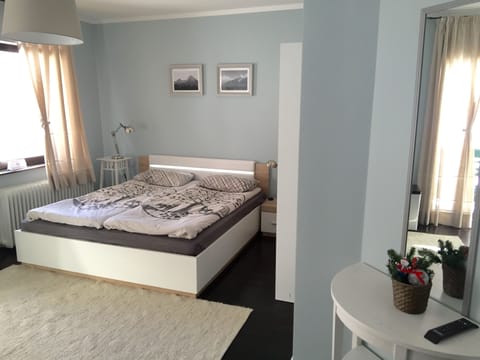 Family Triple Room, Mountain View | Free cribs/infant beds, free WiFi, bed sheets