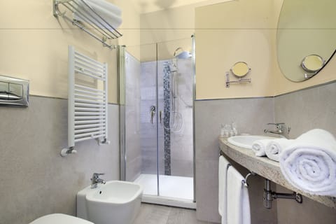 Classic Double Room | Bathroom | Shower, free toiletries, hair dryer, bathrobes