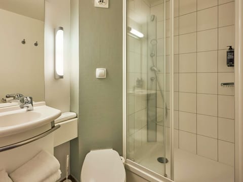 Triple Room, Multiple Beds | Desk, soundproofing, free WiFi, bed sheets