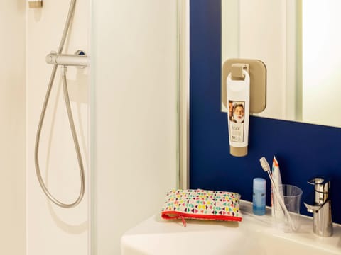 Shower, eco-friendly toiletries, towels