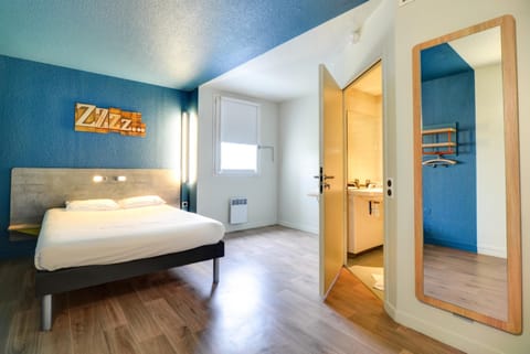 Desk, soundproofing, free cribs/infant beds, free WiFi