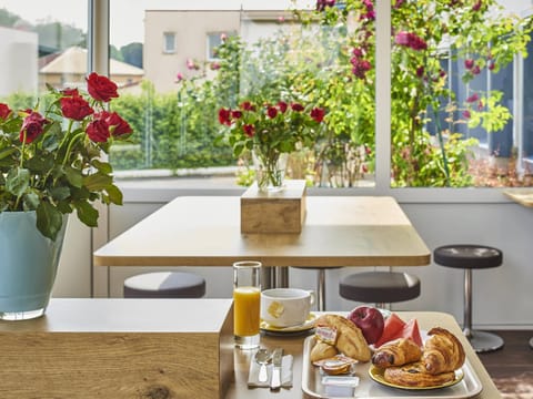 Daily buffet breakfast for a fee
