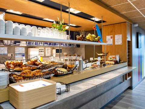 Daily buffet breakfast for a fee