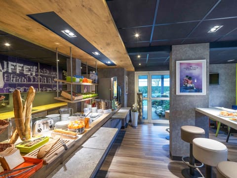 Daily continental breakfast (EUR 9.90 per person)