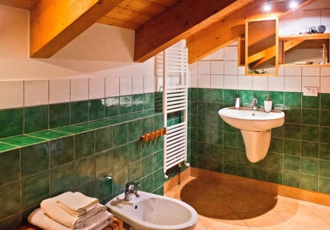 Standard Double Room | Bathroom | Free toiletries, hair dryer, bidet, towels