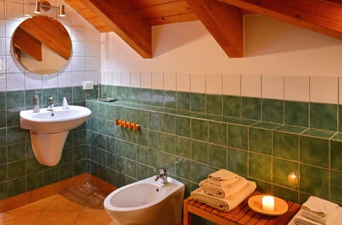 Standard Double Room | Bathroom | Free toiletries, hair dryer, bidet, towels