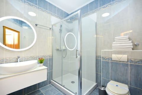 Superior Room | Bathroom | Free toiletries, hair dryer, towels