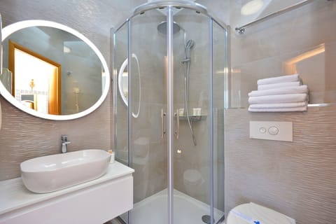 Deluxe Room, Sea View | Bathroom | Free toiletries, hair dryer, towels