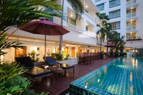 Outdoor pool, pool umbrellas, sun loungers