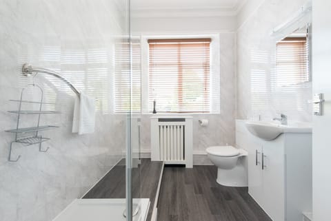 Standard Double Room | Bathroom | Hair dryer, towels