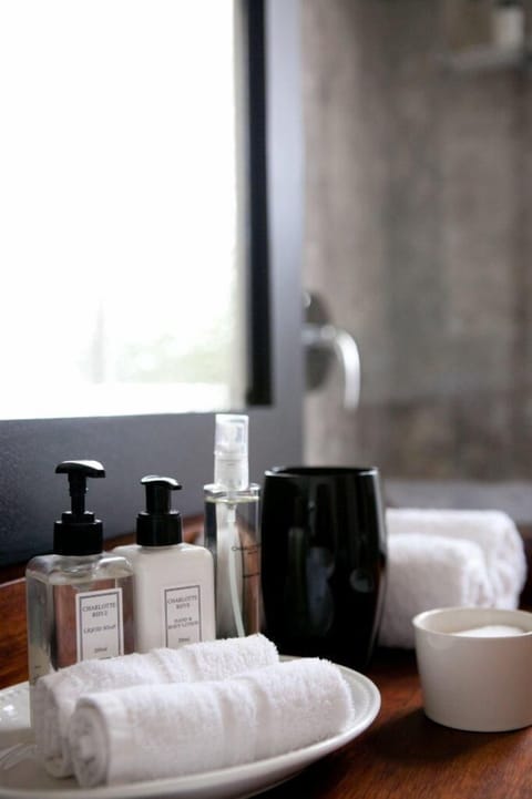 Suite 1 | Bathroom amenities | Free toiletries, bathrobes, towels