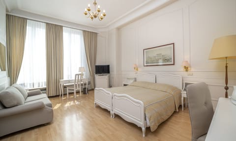 Superior Twin Room | Minibar, in-room safe, individually decorated, individually furnished