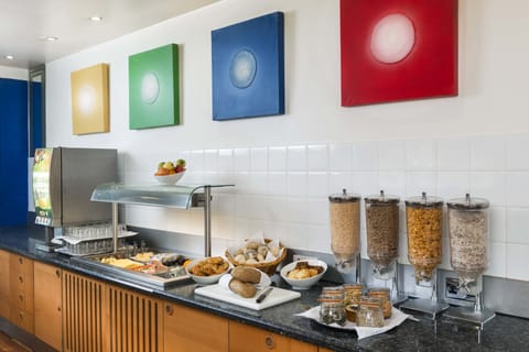 Daily full breakfast (GBP 10.00 per person)