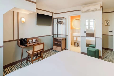 Superior Room, 1 King Bed, Non Smoking | Individually furnished, desk, blackout drapes, soundproofing