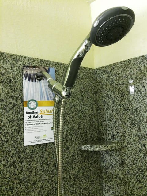 Combined shower/tub, free toiletries, hair dryer, towels