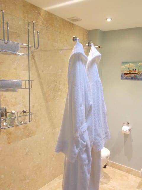 Twin Room, Balcony | Bathroom | Shower, rainfall showerhead, designer toiletries, hair dryer