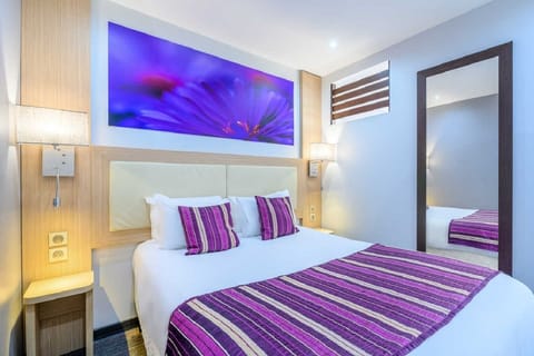 Premium bedding, desk, iron/ironing board, travel crib