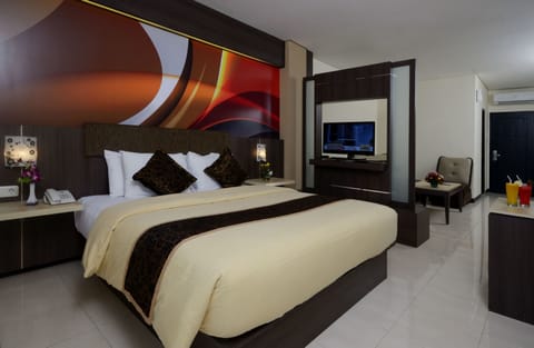Arcici Suite | Desk, blackout drapes, free wired internet