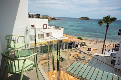 Double or Twin Room, Sea View | Desk, blackout drapes, WiFi (free), bed sheets